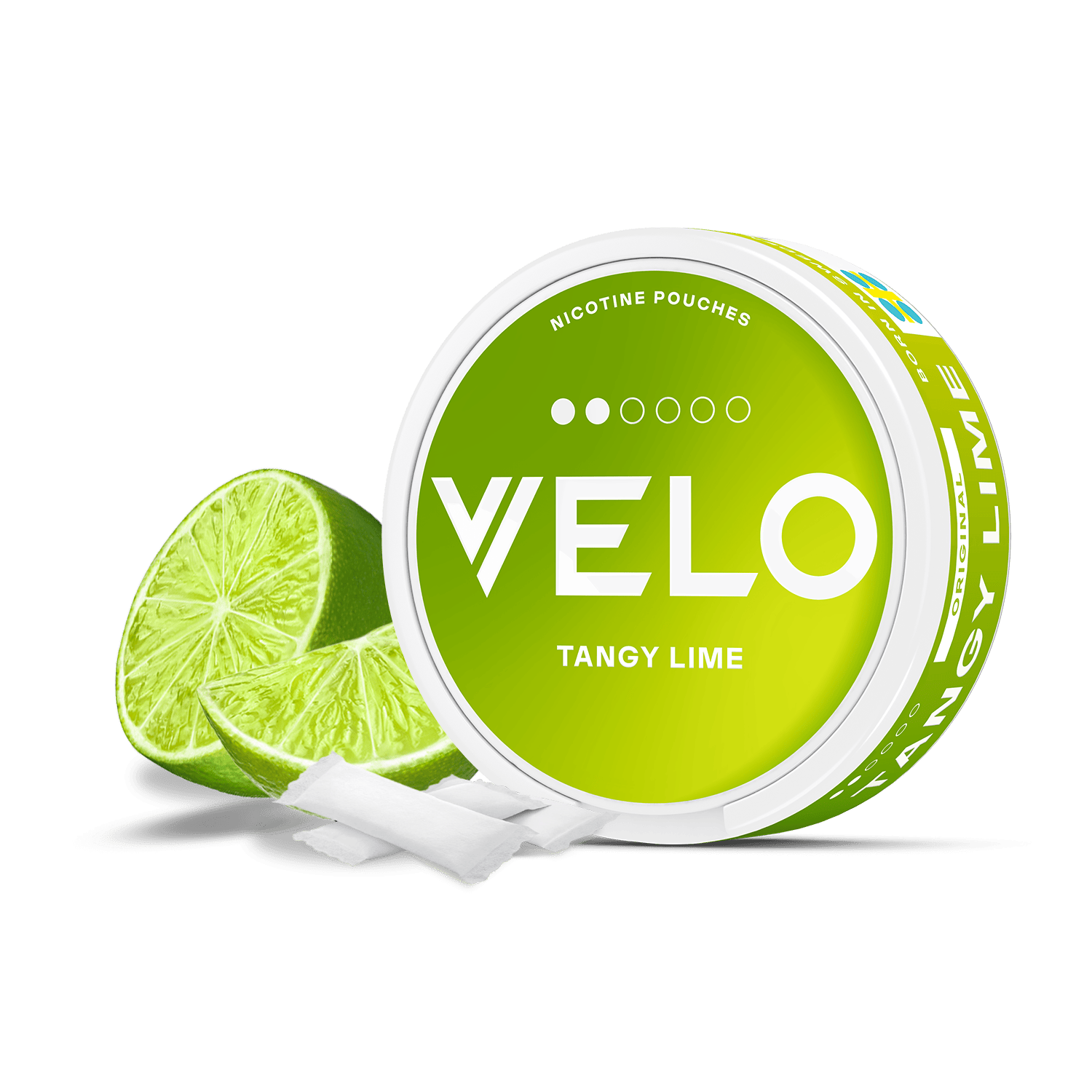 Un envase de bolsitas de nicotina VELO Tangy Lime verde lima descansa junto a una lima en rodajas y dos bolsitas blancas, todo sobre un fondo blanco, resaltando la nicotina afrutada y el sabor a lima ácida. Unas letras blancas decoran el envase.