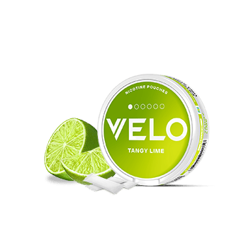 Un envase redondo VELO Tangy Lime se sitúa junto a dos mitades de lima y varias bolsitas rectangulares blancas de nicotina, destacando sus ingredientes de alta calidad y su refrescante nicotina afrutada sobre un fondo blanco.